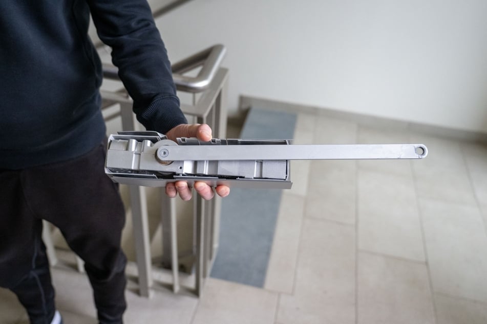 Vor Ort wurde TAG24 auf weitere Sicherheitsmängel hingewiesen. So lag dieser Obertürschließer kaputt neben der Eingangstür. Schönberg zufolge stehen die Türen immer wieder offen.