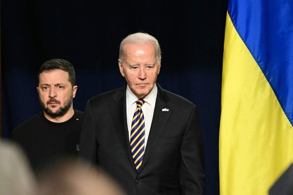 President Joe Biden (r.) has promised his Ukrainian counterpart, Volodymyr Zelensky, that he will begin sending military aid this week.
