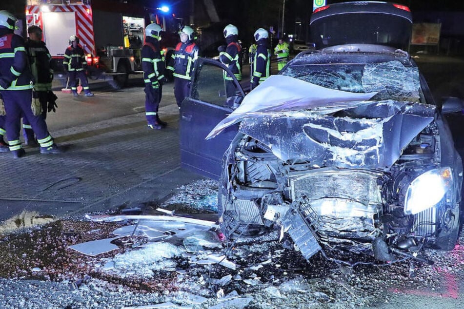 Heftiger Unfall: Audi schleudert aus Kurve und zerstört Haltestelle