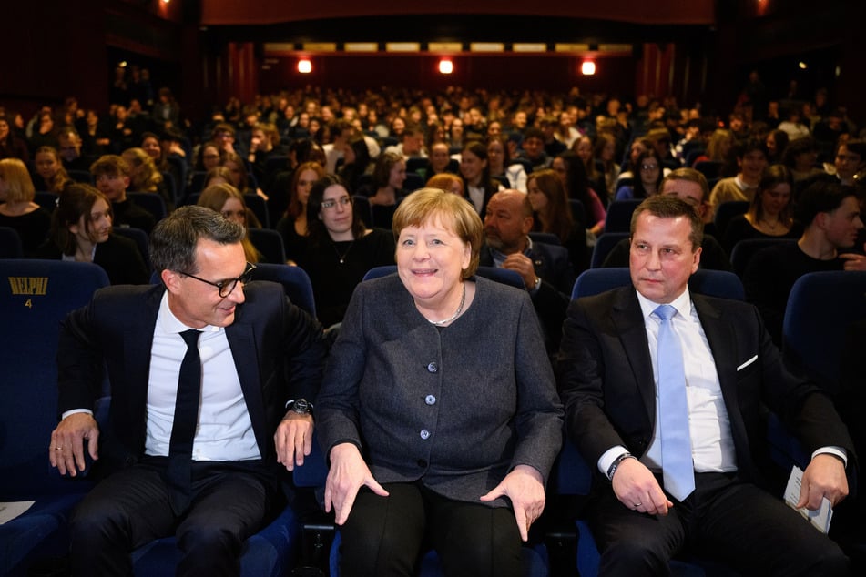 Merkel sitzt zwischen Kay Siering (49, l.), Geschäftsführer von Spiegel TV, und Ralf Ludwig, Intendant des Mitteldeutschen Rundfunks (MDR).