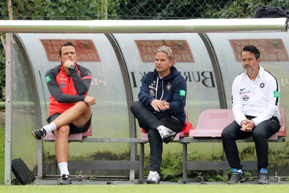 FCE-Coach Dirk Schuster (r.) und sein Co-Trainer Sascha Franz sahen vor allem in der ersten Halbzeit einige Defizite ihrer Mannschaft.