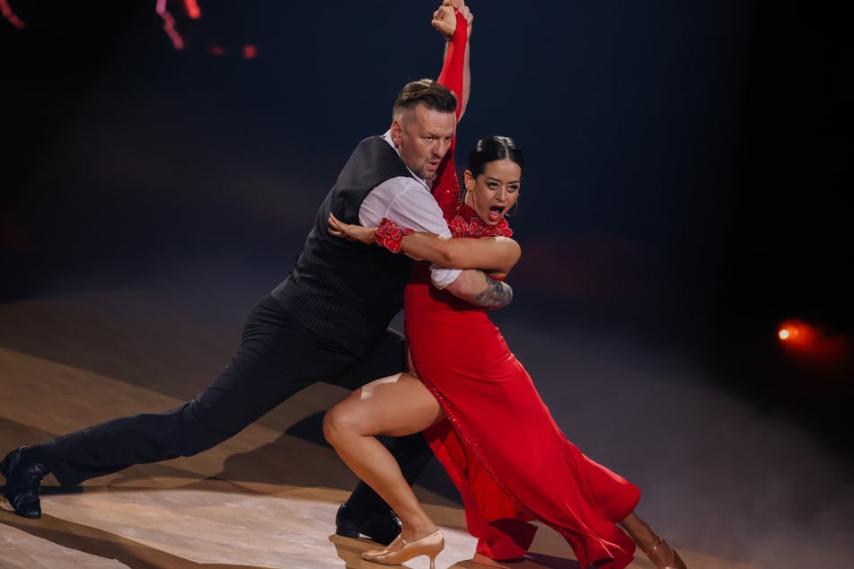 Nach ihrem Cha-Cha-Cha schieden Ben Zucker (41) und Malika Dzumaev (34) aus der diesjährigen "Let's Dance"-Staffel aus.