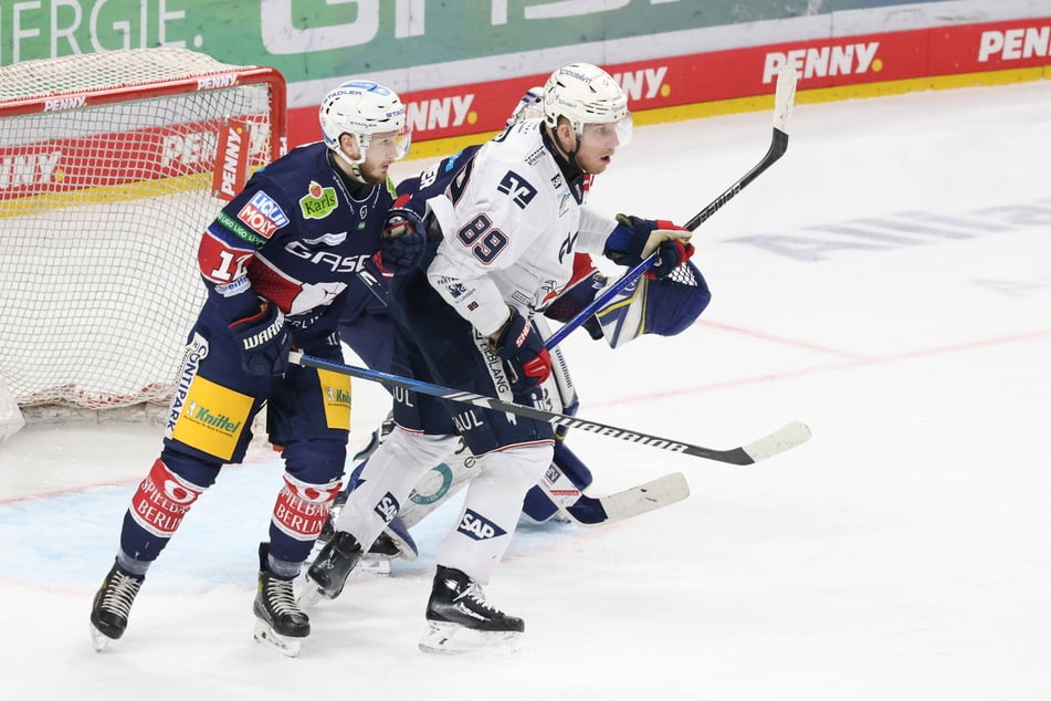 Zentral vorm gegnerischen Kasten steht David Wolf (35, r.) zu gern. Hier nimmt er für Mannheim die Sicht des Berliner Goalies.