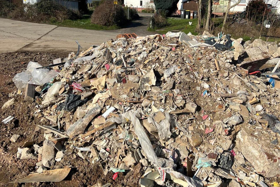 15 Tonnen kontaminierten Müll entsorgt: Polizei sucht Umweltsünder!