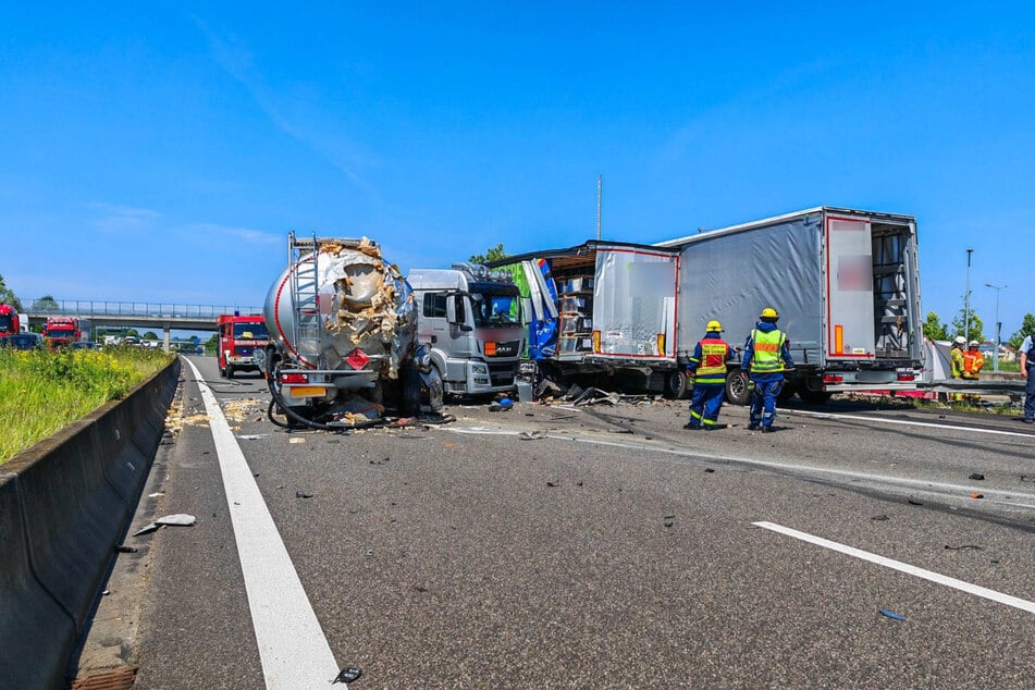 Mehrere Lkw stießen auf der Autobahn zusammen.