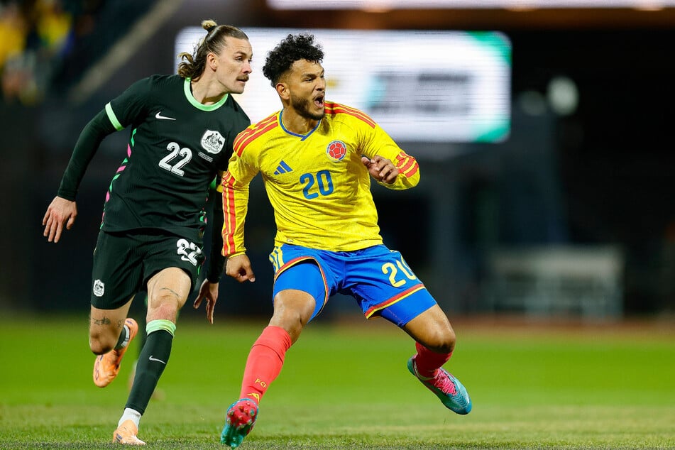 Jackson Irvine (l) führte Australien gegen Kolumbien als Kapitän aufs Feld, konnte die 0:3-Pleite aber auch nicht verhindern.