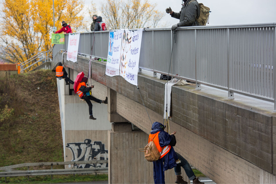 Am 26. Oktober 2020 seilten sich mehrere Aktivisten von einer Autobahnbrücke auf der A3 ab. Nun entschied das Verwaltungsgericht Gießen, dass eine Teilnehmerin die Kosten des Polizeieinsatzes zu zahlen hat.