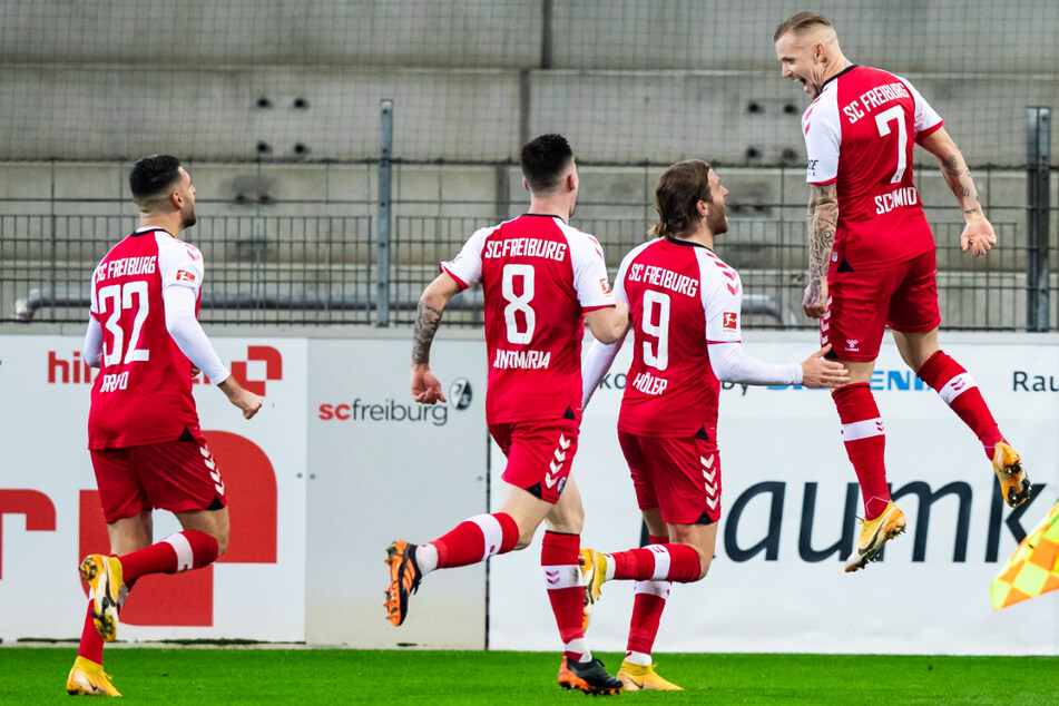 Jonathan Schmid (r.) und der SC jubeln! Dank seines wuchtigen Schusses lag Freiburg zwischenzeitlich mit 2:0 vorne.