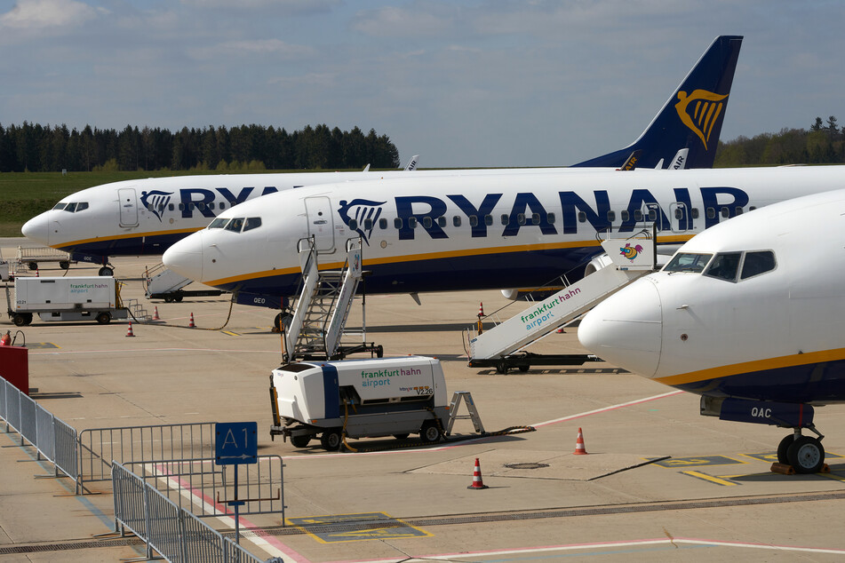 Maschinen des irischen Billigfliegers Ryanair sind vor dem Passagierterminal des Flughafens Hahn geparkt.