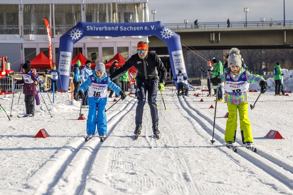 Beim Skiweltcup 2018 in Dresden am Elbufer nutzten Grundschüler nach den Wettbewerben die Strecke. Langlauf-Legende Tobias Angerer gab ihnen damals Tipps.