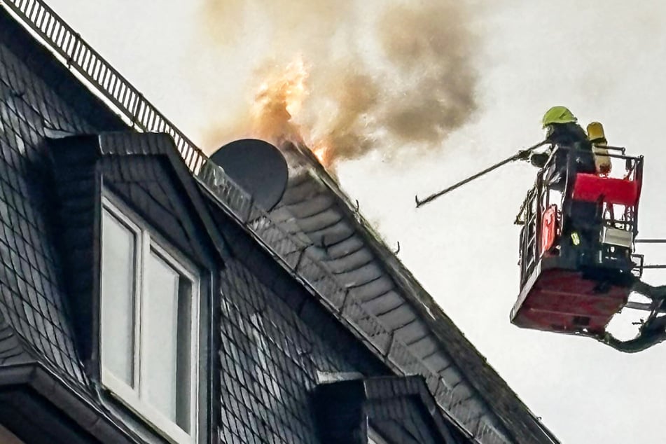 In der Rat-Beil-Straße in Frankfurt-Nordend setzte ein Blitzschlag einen Dachstuhl in Brand.