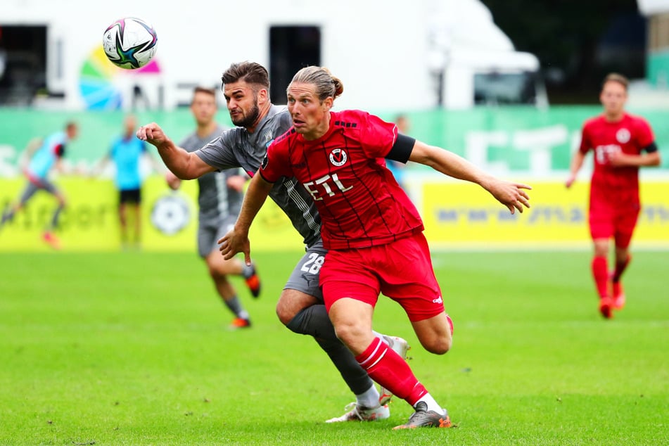 Hitziger Zweikampf zwischen FSV-Stürmer Dominic Baumann (l.) und Daniel Buballa vom FC Viktoria Köln.
