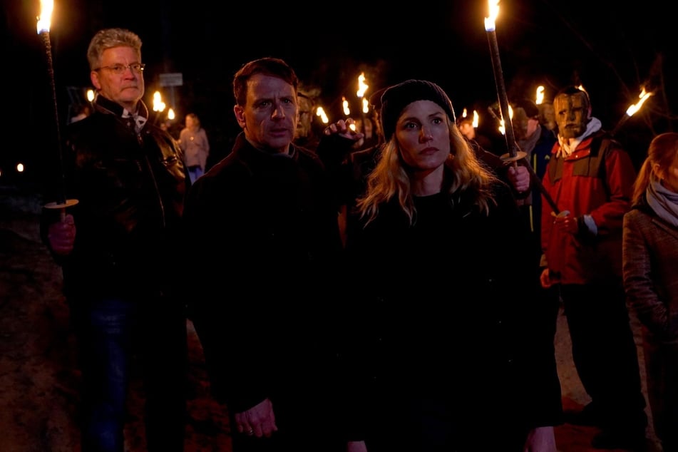 Tjark Wolf und Freddy Olsen schauen sich den Brauch der Dorfbewohner an.