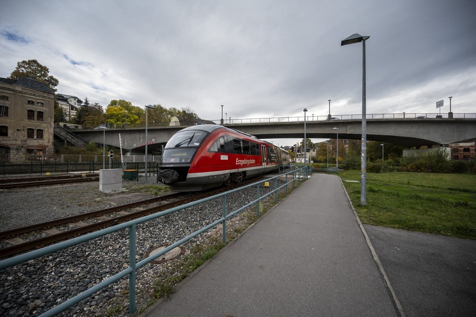 Der Bahnhof in Aue-Bad Schlema (Erzgebirge): Hier zofften sich am Montagabend mehrere Personen - ein Jugendlicher (17) kam verletzt in eine Klinik.