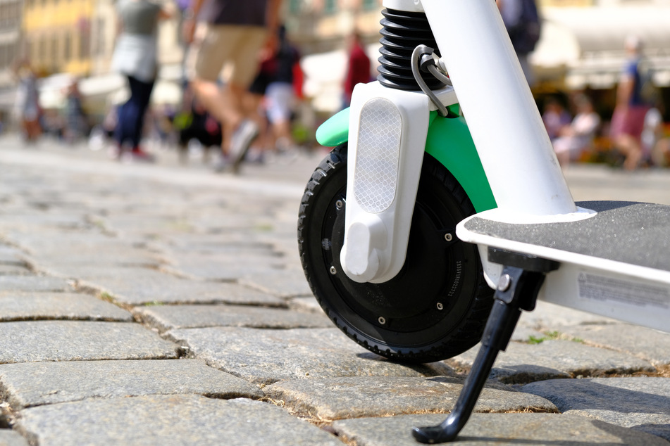Die E-Scooter stehen zur jeder Tageszeit bereit und können einfach bedient werden. Sie sind eine schnelle Möglichkeit, um von A nach B zu gelangen. (Symbolbild)