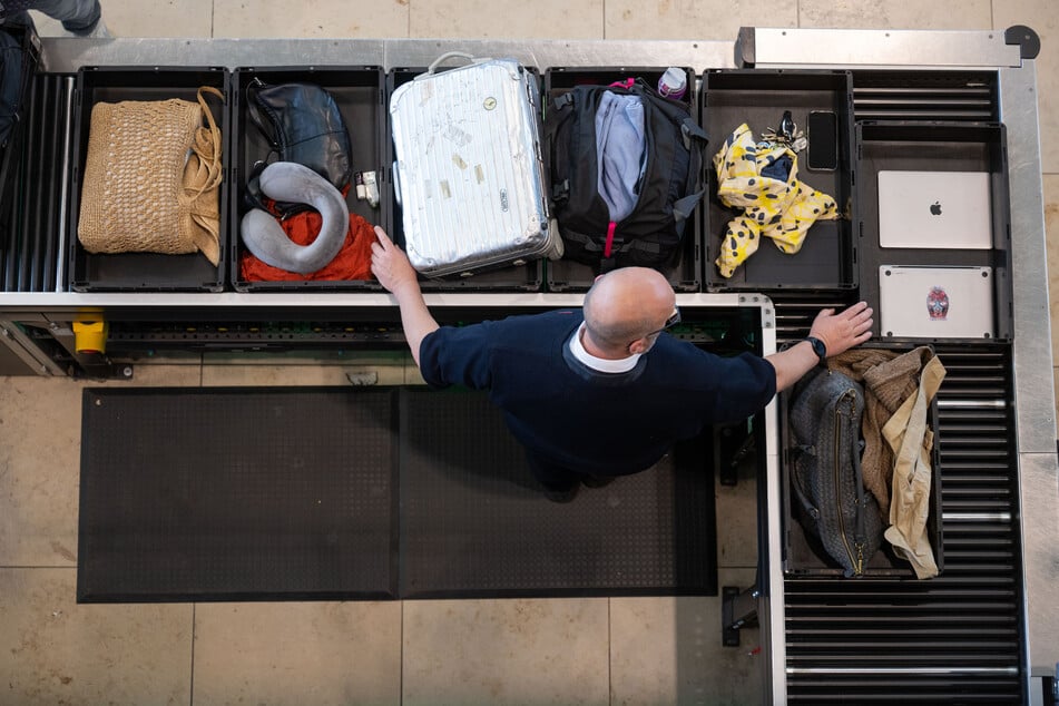 Bei der Gepäckkontrolle des 18-Jährigen fiel den Beamten sofort ein verdächtiger Gegenstand ins Auge. (Symbolbild)