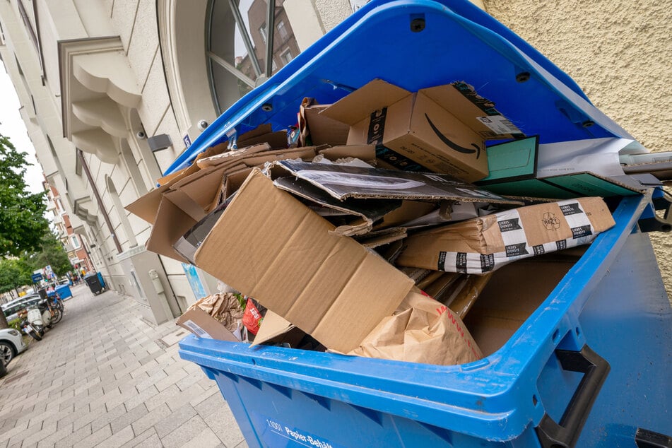 Auf seiner Flucht vor der Polizei versteckte sich der wohnungslose Mann in einem Papiercontainer auf der Riehler Straße (Symbolbild).