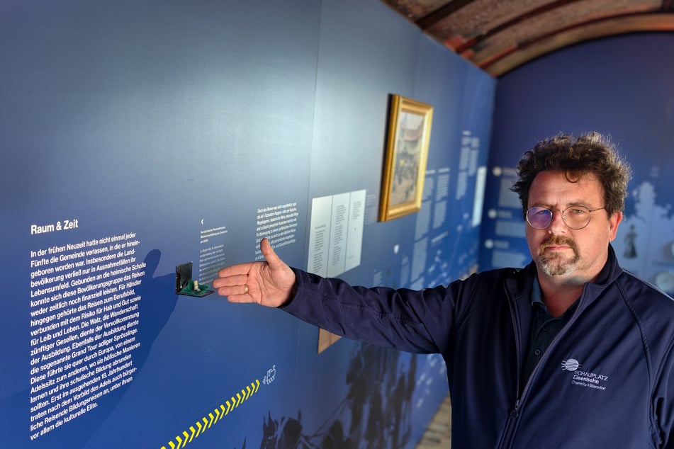 Kein Exponat mehr da: Museumsleiter Maximilian Claudius Noack (53) deutet auf die leere Stelle.