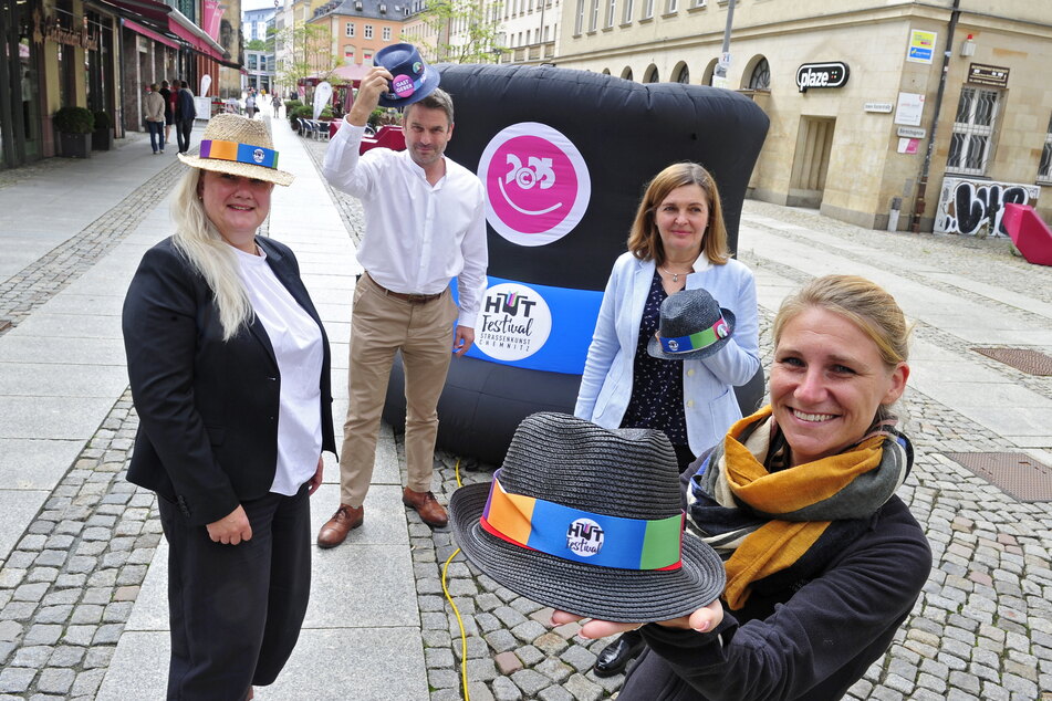 Astrid Eberius (51, v.l.n.r.) vom Partner "eins energie" sowie Ralf Schulze (54), Kirstin Antonelli (53) und Anne Grimm (34) vom Veranstalter C3 freuen sich auf das diesjährige Hutfestival.