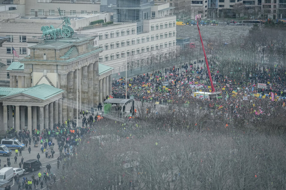 An dem Protest in Berlin nahmen laut Polizei rund 8500 Menschen mit mehr als 6500 Fahrzeugen teil.
