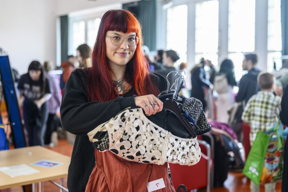 Tauschen statt wegwerfen: Marlen Brömler (31) organisiert die Kleidertauschparty in der Stadtbibliothek.
