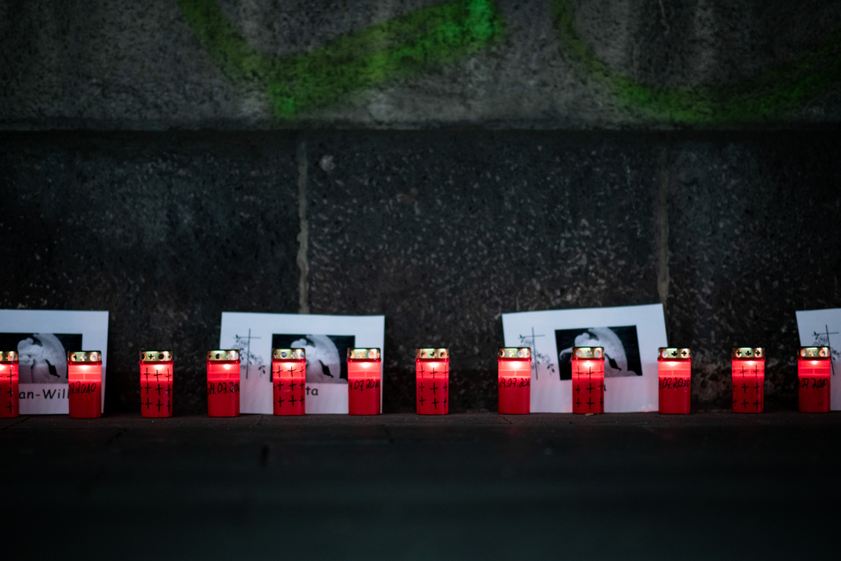 Im stillen Gedenken an die Opfer des Loveparade-Unglücks zünden Menschen Kerzen an der Gedenkstätte und dem Tunnel an der Karl-Lehr-Straße am Vorabend des Jahrestages an.