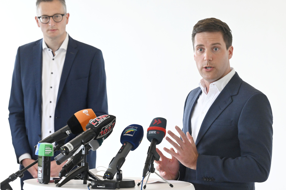 Manuel Hagel (34, CDU, r.) und Andreas Schwarz (42, Bündnis 90/Die Grünen) im Landtag.