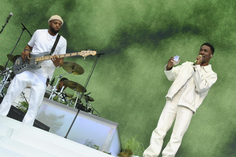 Giveon and his bassist during the R&amp;B singers Day3 set at Governors Ball Music Festival in Queens, New York on Sunday, June 11, 2023.