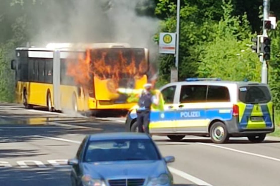 Der Bus steht lichterloh in Flammen.