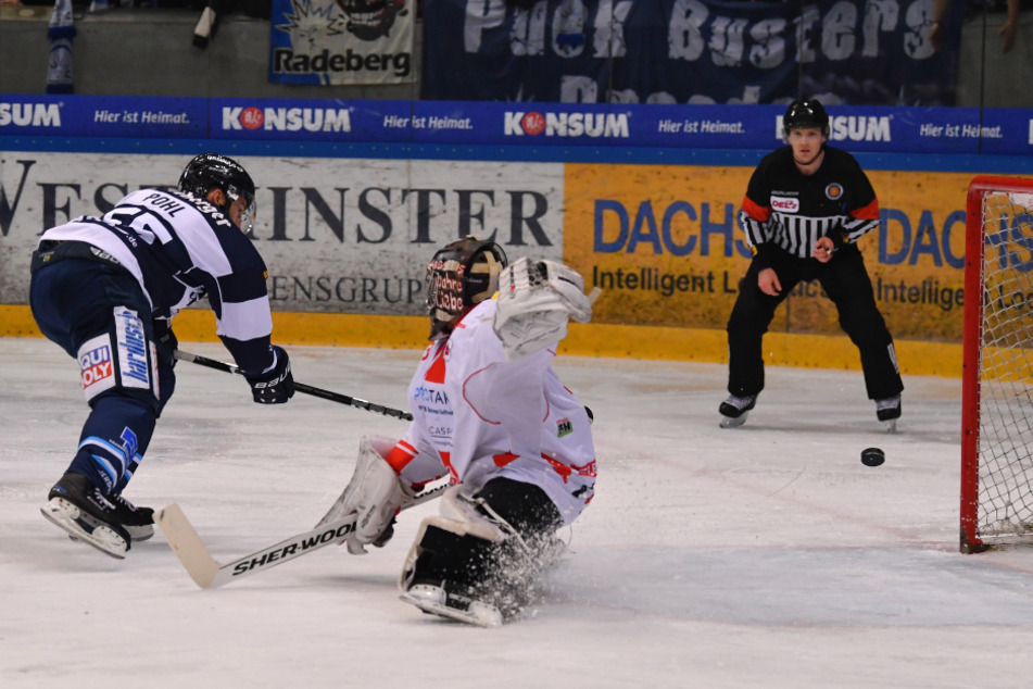 Eislöwen-Stürmer Petr Pohl (l.) verwandelt hier bärenstark den Penalty gegen Felix Bick.