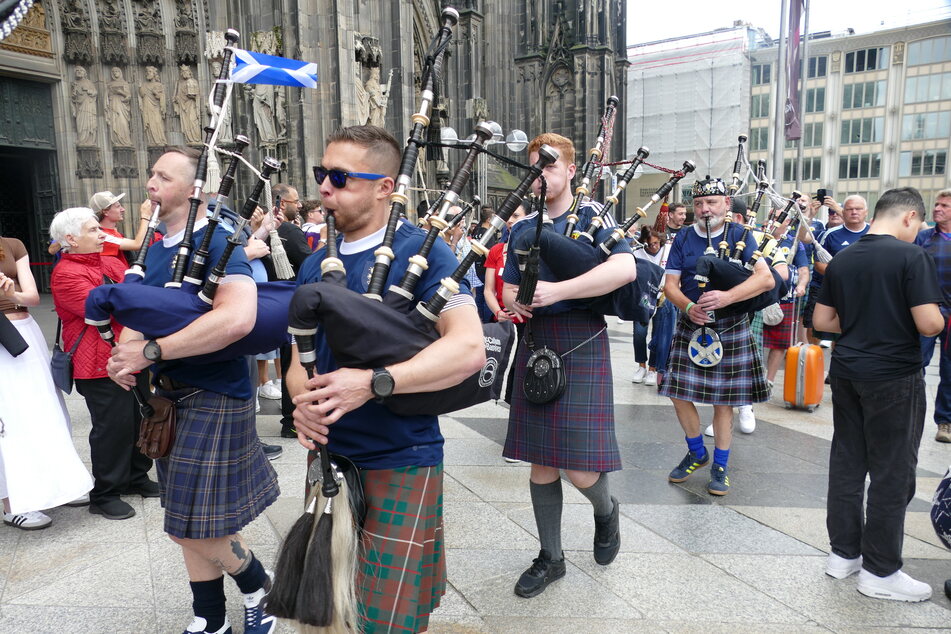 Dudelsäcke am Dom: Die Schotten machen vor der EM-Partie gegen die Schweiz die passende Musik!