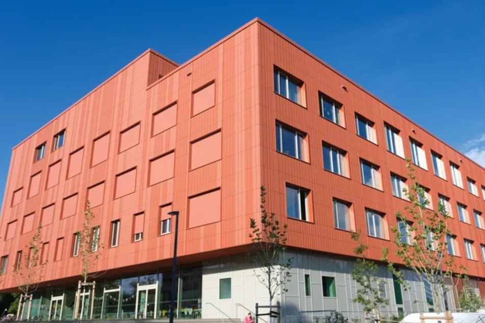 Die Fassade ist mit profilierten Keramikplatten gestaltet.