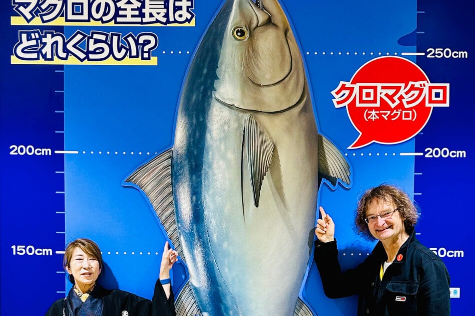 Größenvergleich zwischen Künstler und Thunfisch: Kay "Leo" Leonhardt kennt den Fischmarkt von seinen Japanreisen.