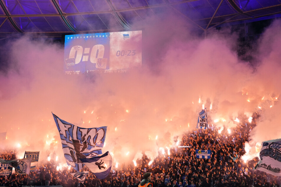 Die Hertha-Fans läuteten die Partie mit einer riesigen Feuer-Show ein.