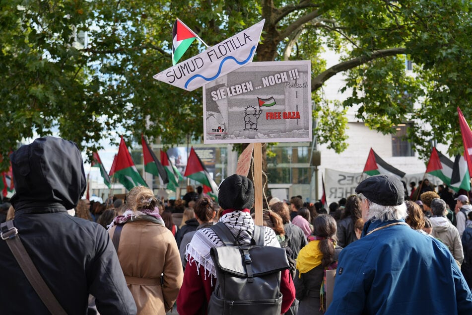 Vor dem Auswärtigen Amt in Berlin-Mitte versammelten sich am Donnerstag zahlreiche pro-palästinensische Aktivisten.
