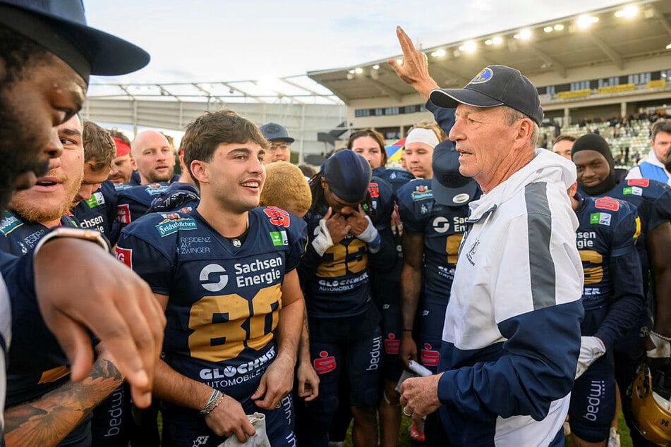 Auch nächste Saison will Greg Seamon (69, r.) im Heinz-Steyer-Stadion wieder jede Menge Siege feiern.