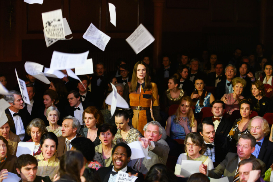 Sally Alexander (Keira Knightley, stehend) und viele Gleichgesinnte protestierten für die Gleichberechtigung von Frauen.