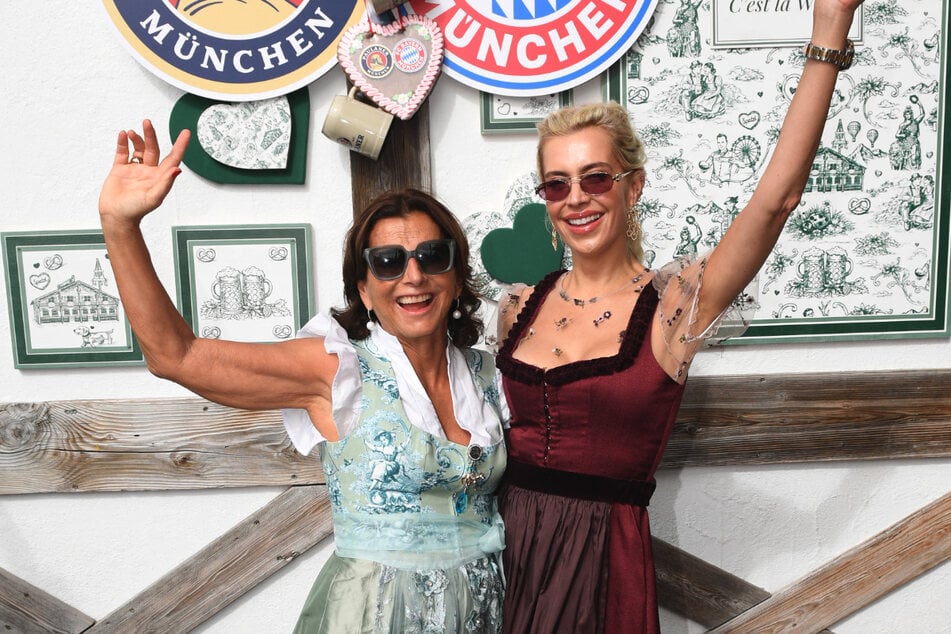 Claudia Obert (64, l.) feiert auf dem Oktoberfest mit ihrer Freundin Verena Kerth (45).