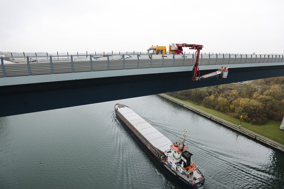 Experten untersuchen die Holtenauer Prinz-Heinrich-Hochbrücke - sie ist inzwischen wieder freigegeben.