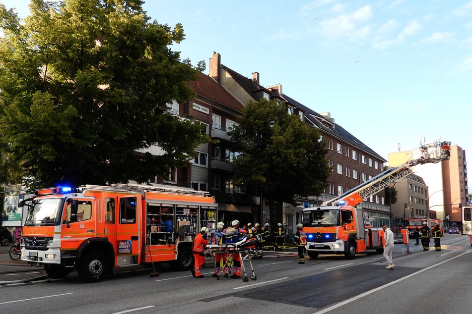 Die Feuerwehr rettete drei Personen, die vom Raucheingeschlossen waren.