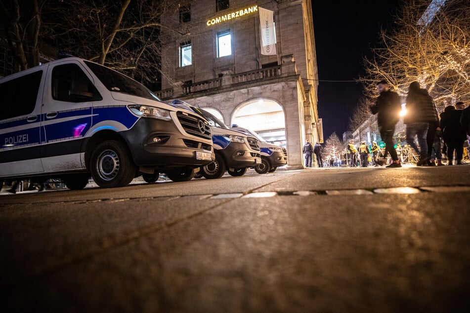 Die Polizei patrouilliert regelmäßig auf dem Stuttgarter Schlossplatz, einem der Gewalt-Hotspots der Stadt.