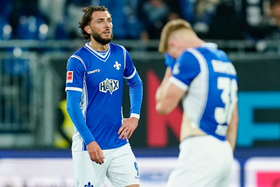 Fraser Hornby (l.) musste schon in der ersten Halbzeit aufgrund einer Verletzung ausgewechselt werden. Die Lilien hoffen darauf, dass es nicht allzu schlimm ist.