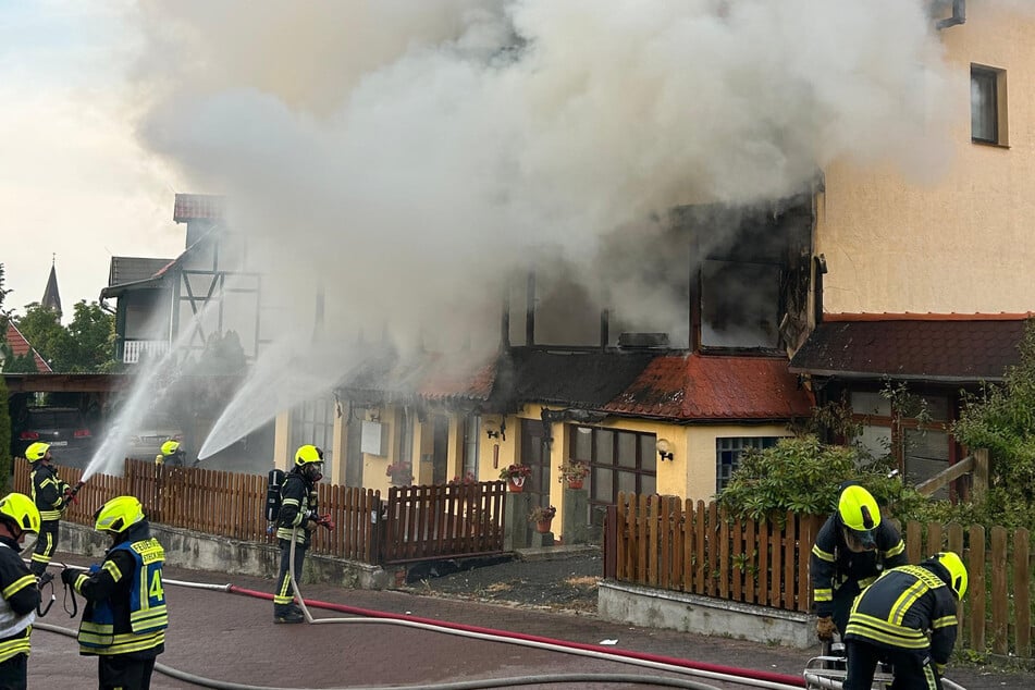 Einsatzkräfte der Feuerwehr kämpften am Boden sowie aus der Luft mit einer Drehleiter gegen die Flammen.