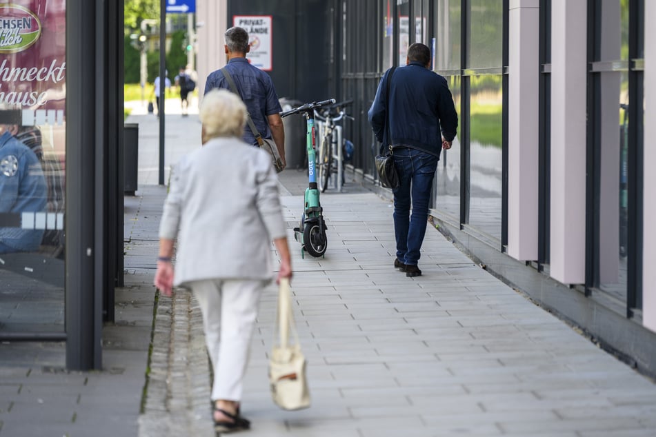 Bahnhofstraße an der Praxiswelt: Auf dem Gehweg wird es eng, wenn E-Scooter zwischen Passanten, Eingängen und Haltestellen abgestellt werden.