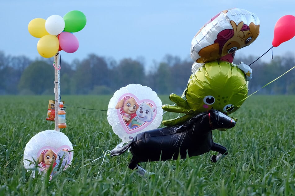 Die Luftballons sollen den sechsjährigen Jungen anlocken. Laut Angaben der Eltern reagiere er extrem auf sie.