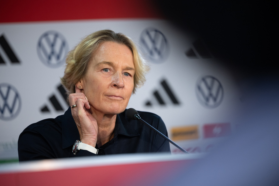 Die Frage, ob und wann Bundestrainerin Martina Voss-Tecklenburg zurückkehrt, verunsichert die deutschen Fußballerinnen.