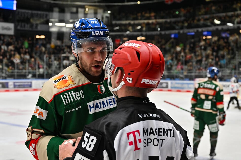 Alexandre Grenier (34, l.) und Lukas Pfriem (r.) hatten schon bei einer Partie im Oktober der Panther gegen die Eisbären Berlin Redebedarf.