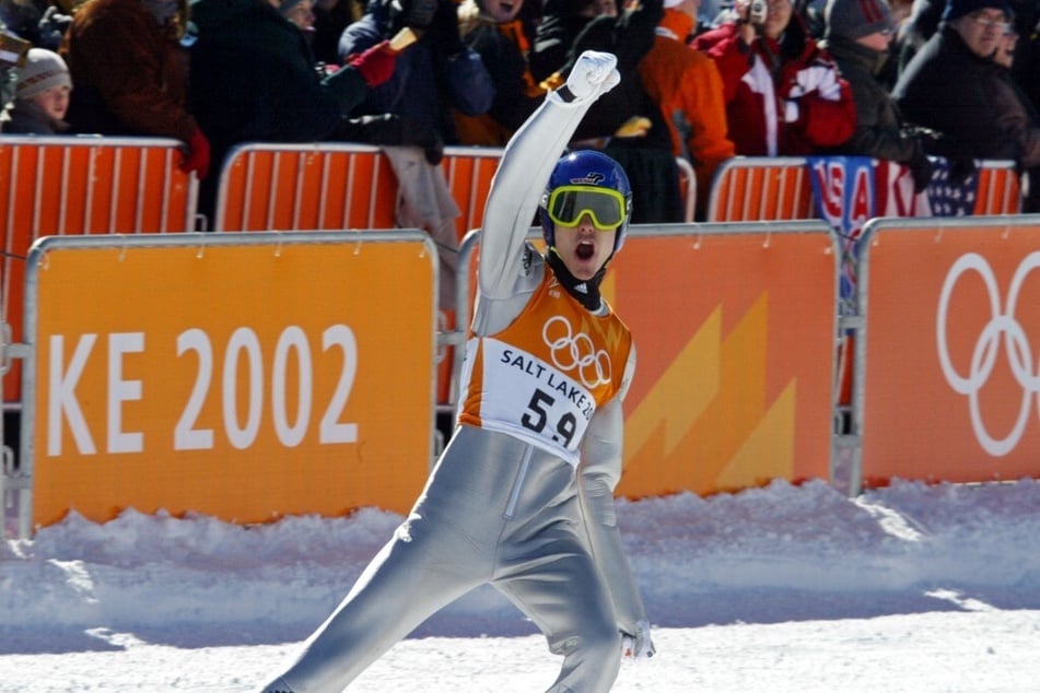 Hannawald reckt wenige Wochen nach seinem ersten Coup in Salt Lake City die Faust - soeben hat er mit dem deutschen Team Olympia-Gold geholt.