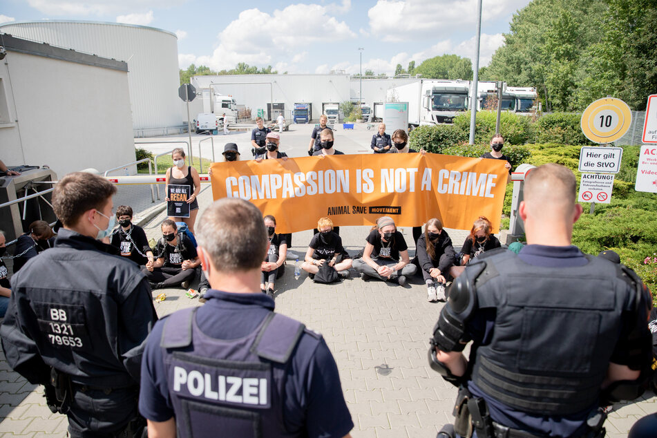 Die Polizei ermittelt gegen die Teilnehmer.