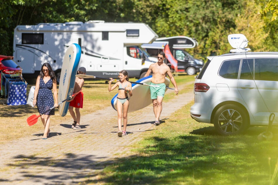 Urlauber auf dem Weg zum Baden auf dem Campingplatz Bad Sonnenland bei Moritzburg. Die Sommersaison hatte Licht und Schatten.